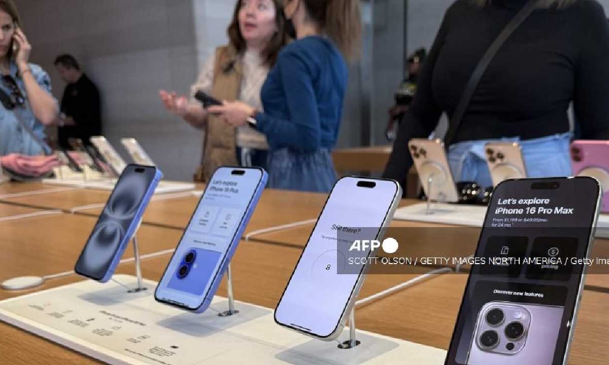 Amaga Trump con arancel si Apple no fabrica los iPhone en EU.