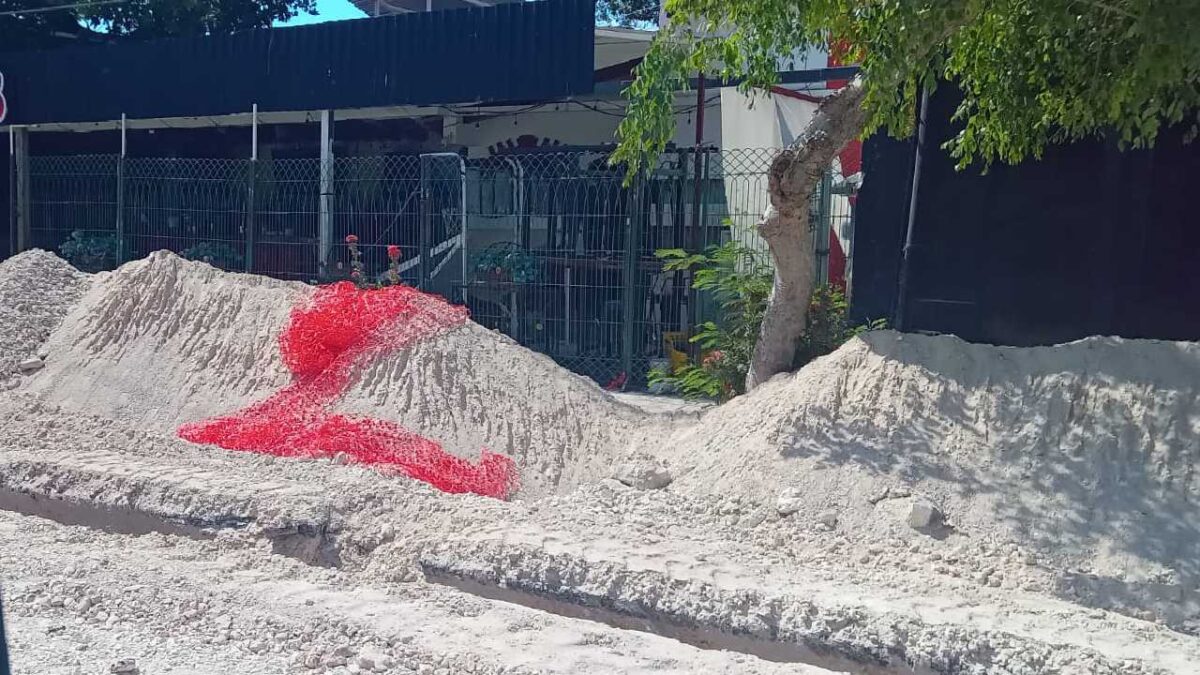 Continúan cierres viales en Cacnún.