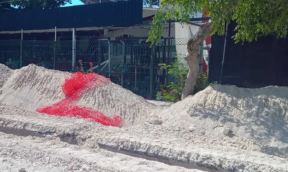 Continúan cierres viales en Cacnún.