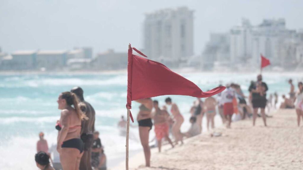 Hay oleaje elevado en playas de Cancún.