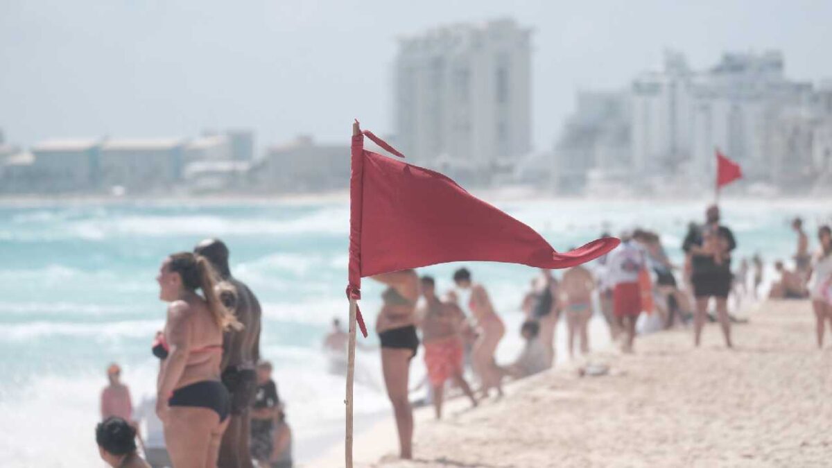 Hay oleaje elevado en playas de Cancún.