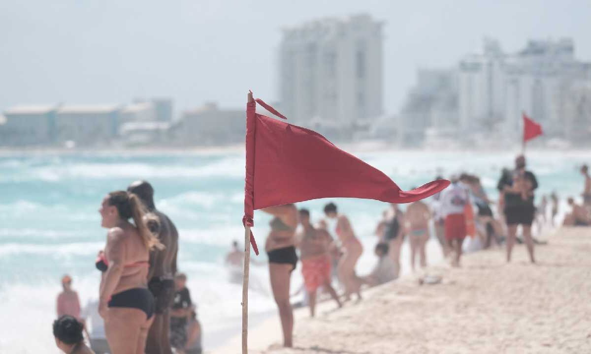 Hay oleaje elevado en playas de Cancún.