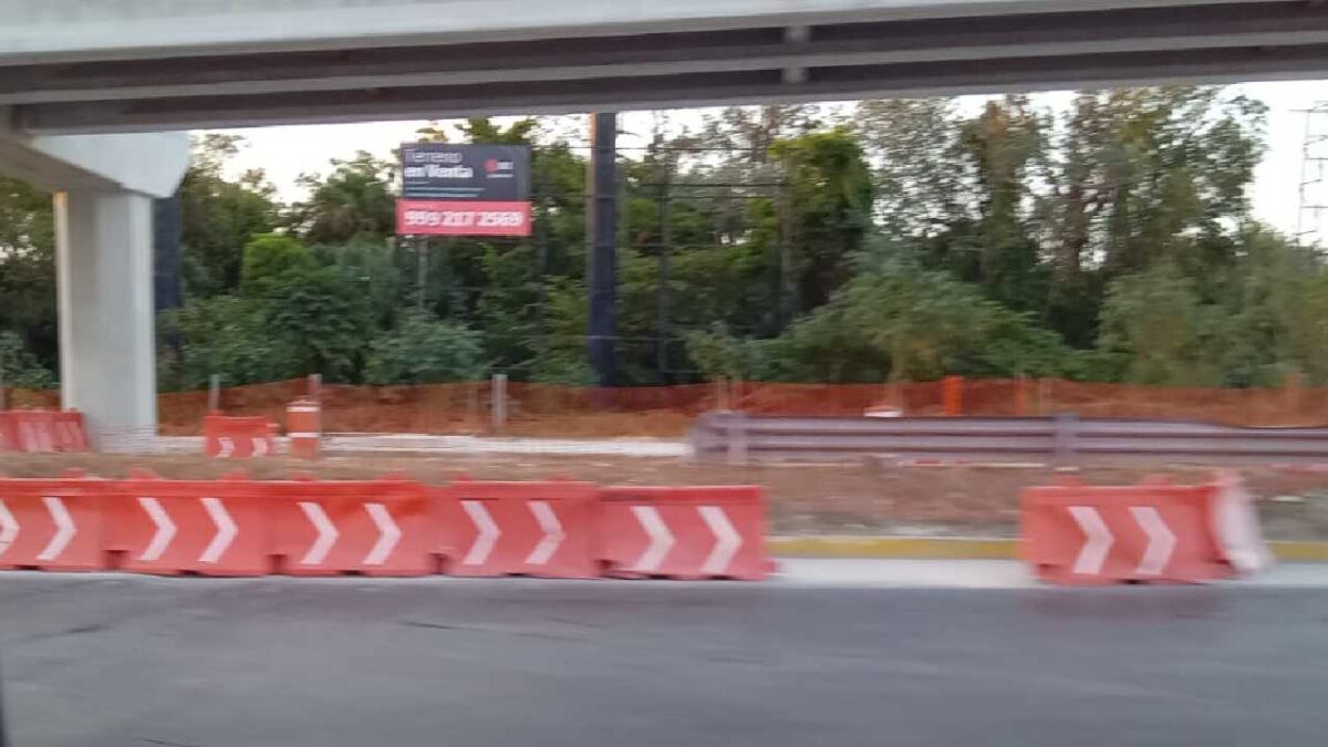 Siguen los cierres viales en Cancún.