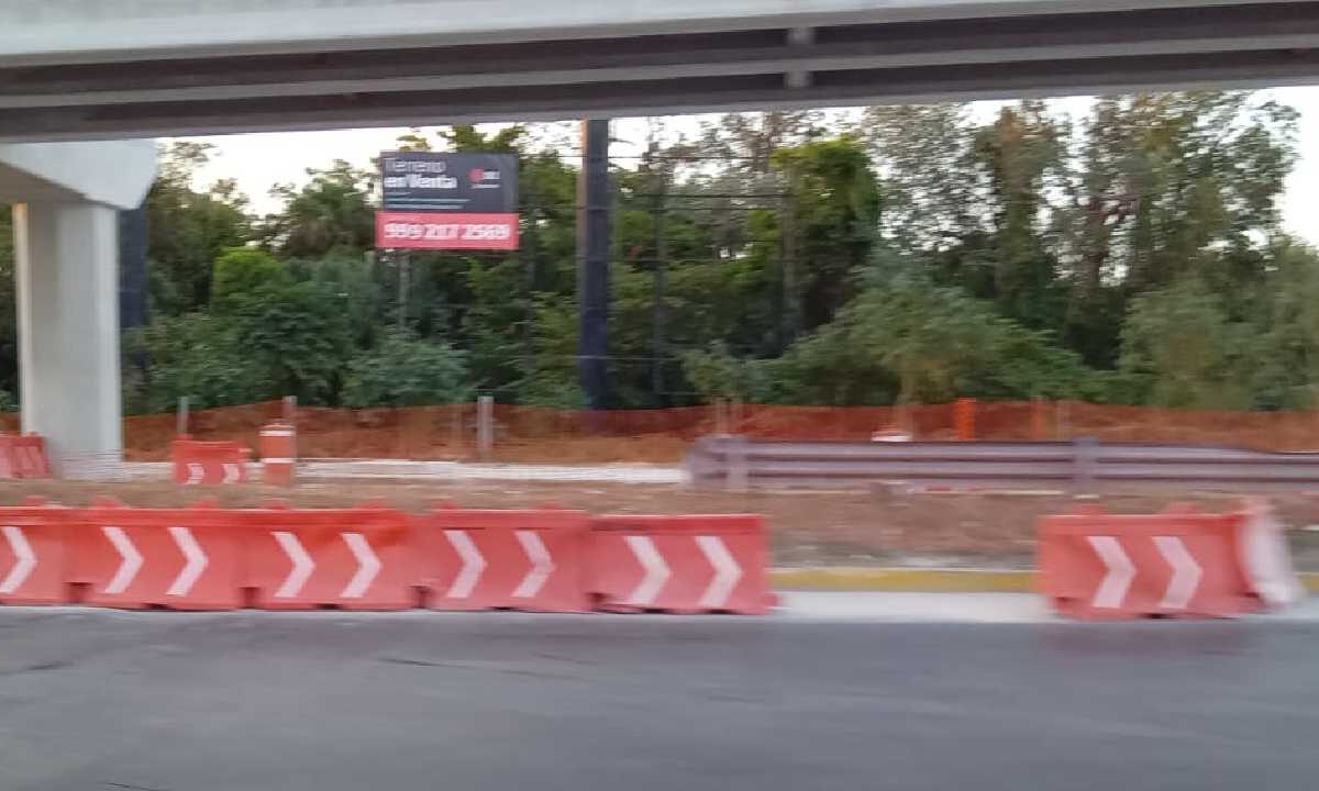 Siguen los cierres viales en Cancún.