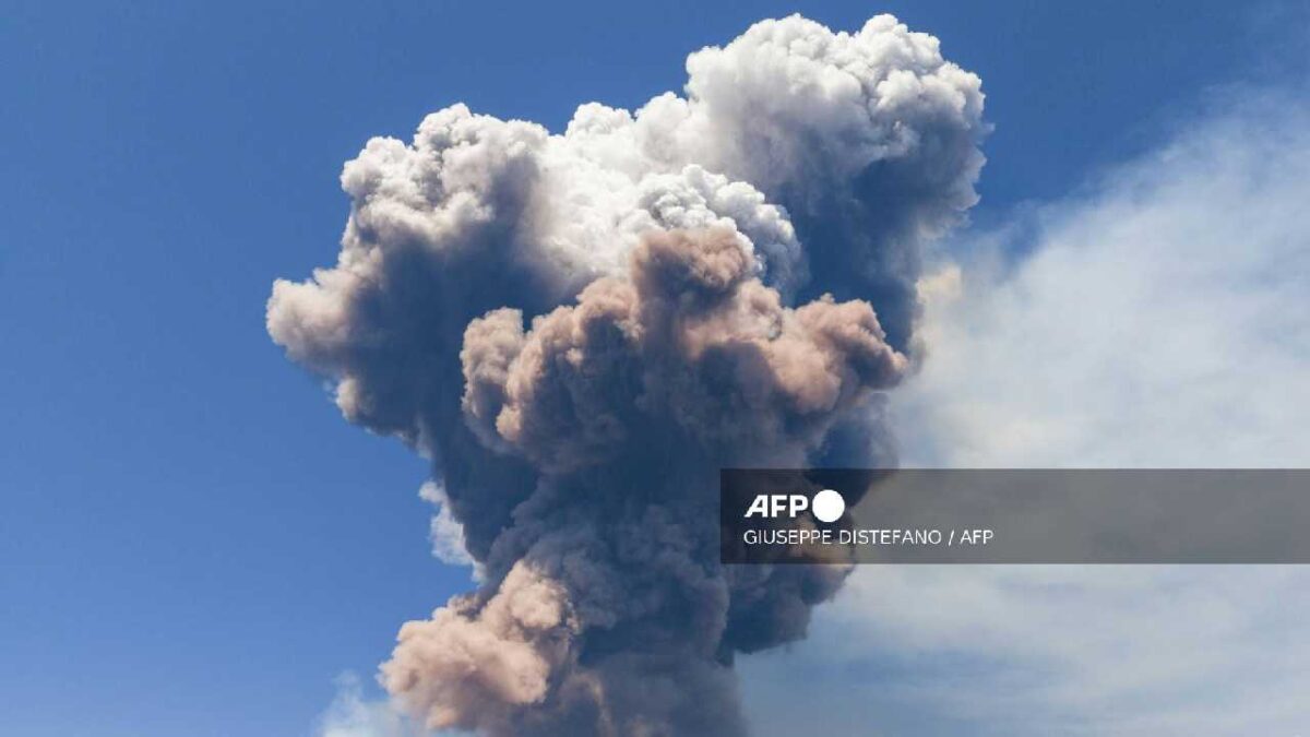 El monte Etna lanzó gases.
