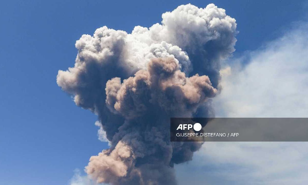 El monte Etna lanzó gases.