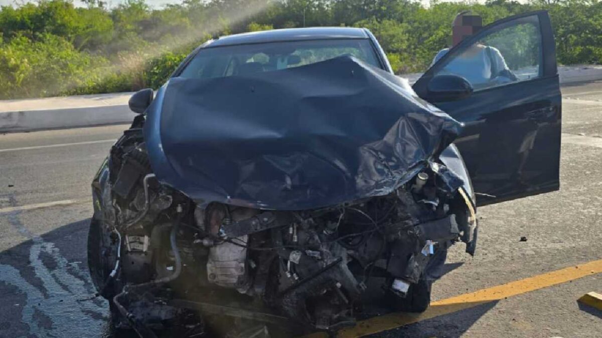 Aparatoso choque en Cancún.