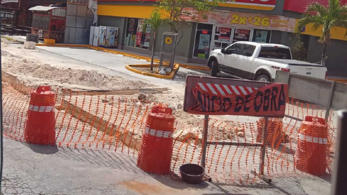 Siguen algunos cierres viales en Cancún.