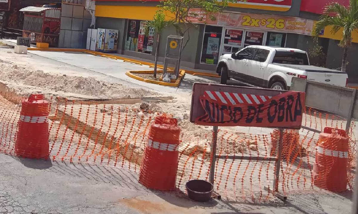 Siguen algunos cierres viales en Cancún.