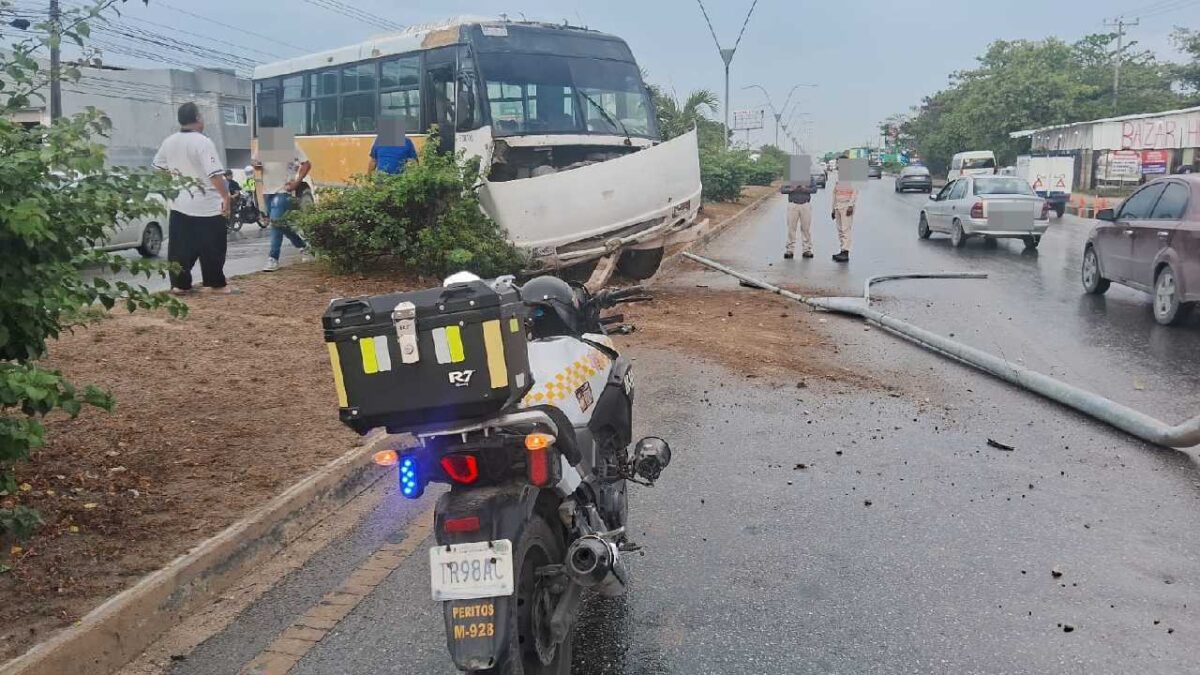 La lluvias provocó el accidente en la López Portillo.