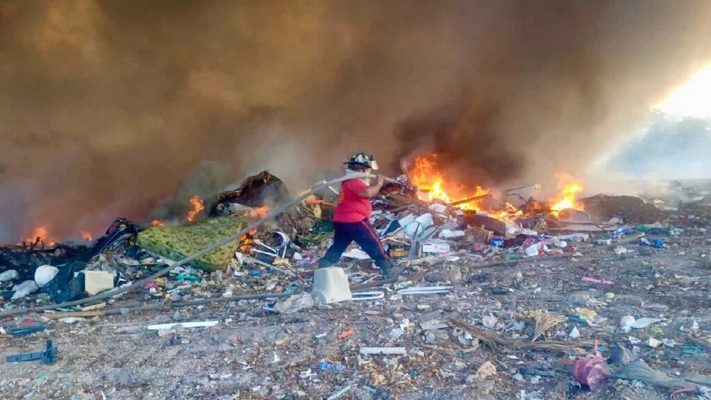 Una hectárea de desechos ardió en el antiguo basurero de la Región 241, desatando una intensa movilización de los Bomberos de Cancún, en acción.