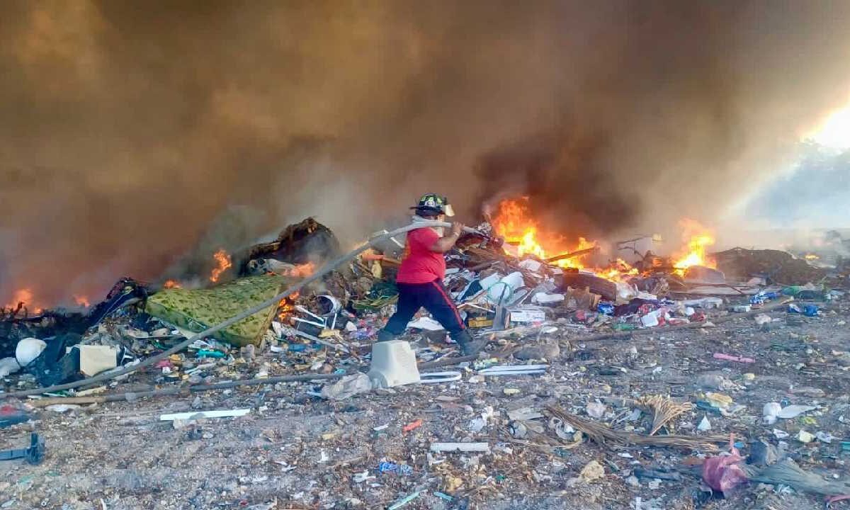 Una hectárea de desechos ardió en el antiguo basurero de la Región 241, desatando una intensa movilización de los Bomberos de Cancún, en acción.
