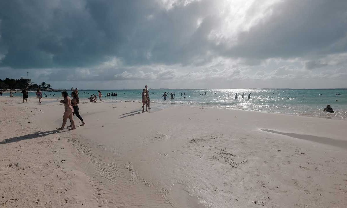 El clima para hoy será caluroso con lluvias.