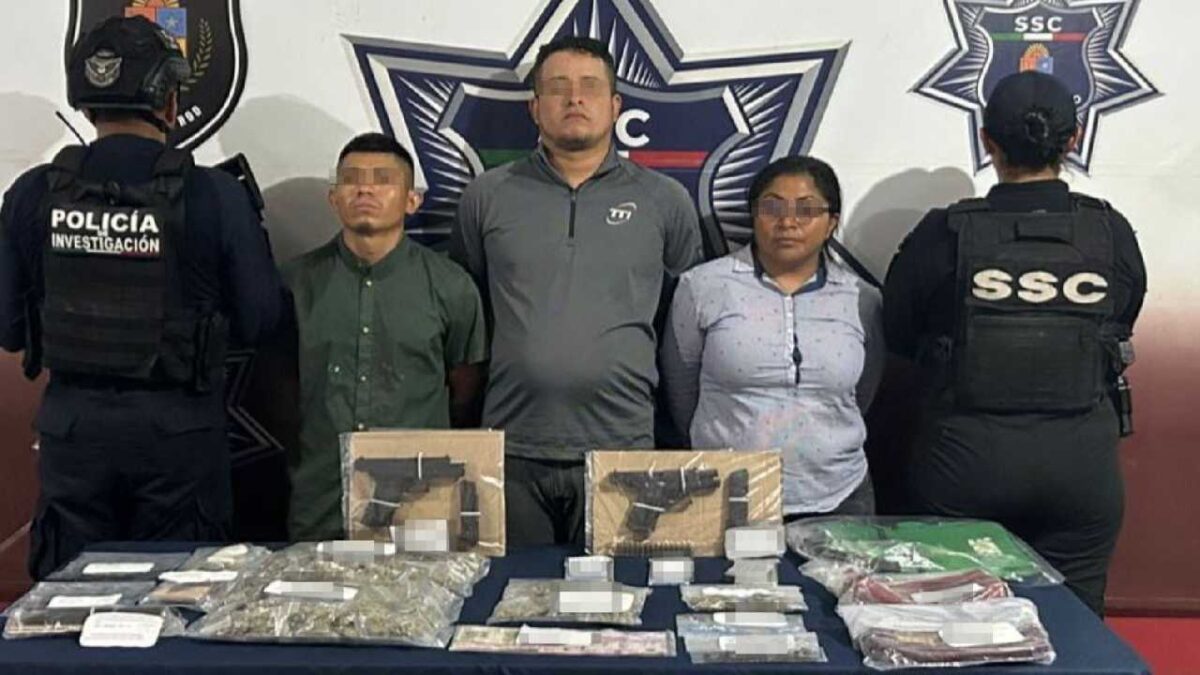 Dos hombres y una mujer fueron detenidos.