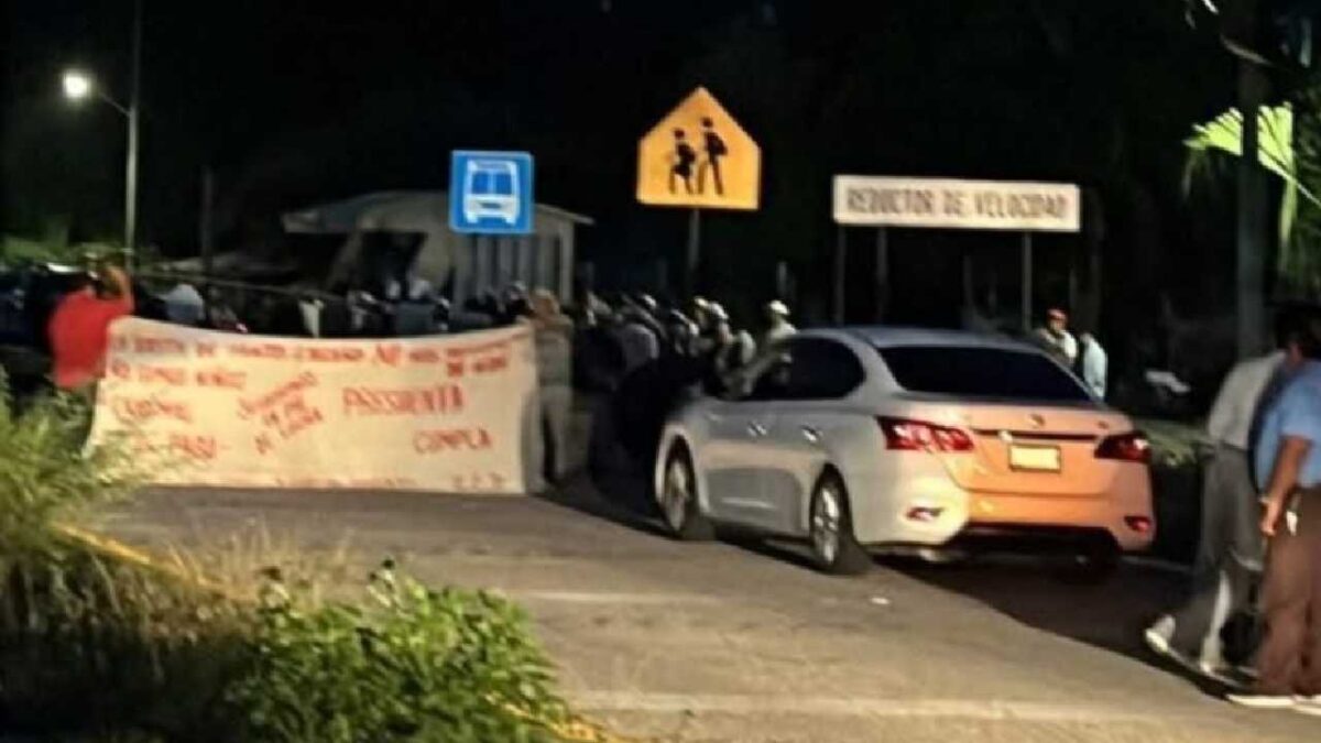 Ejidatario inconformes bloquean vía.