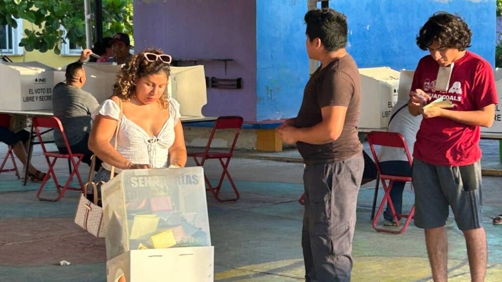 Personas votan en casillas del sur de Quintana Roo.