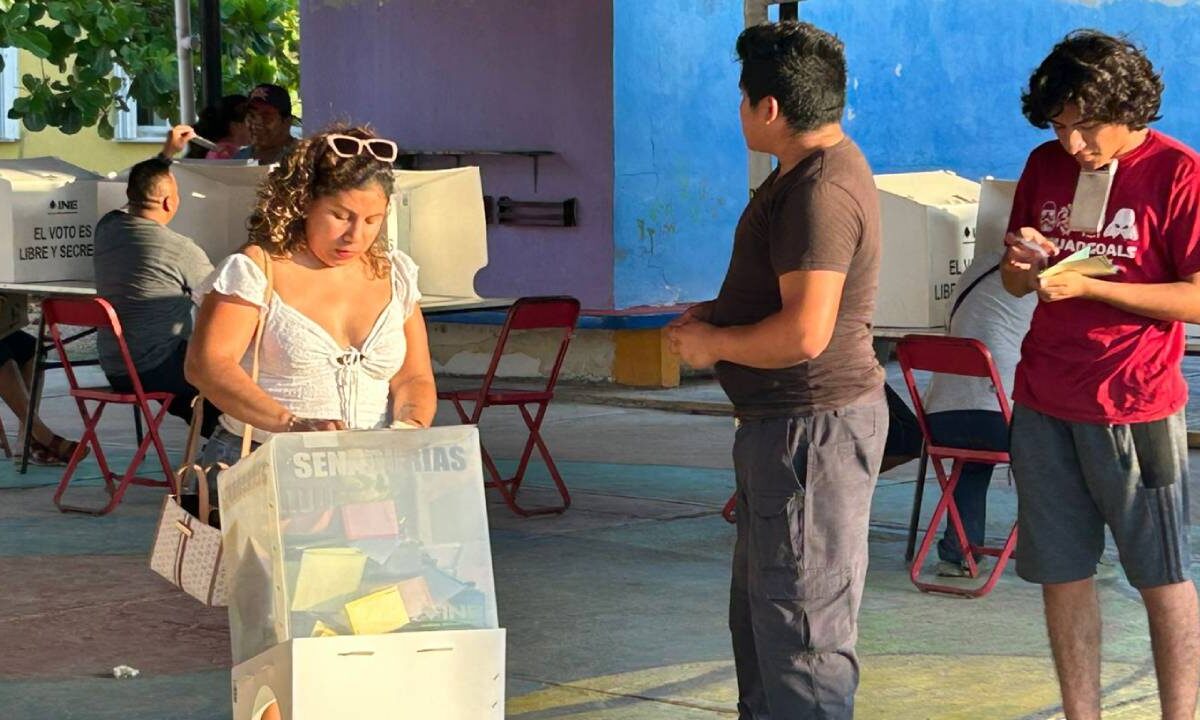 Personas votan en casillas del sur de Quintana Roo.