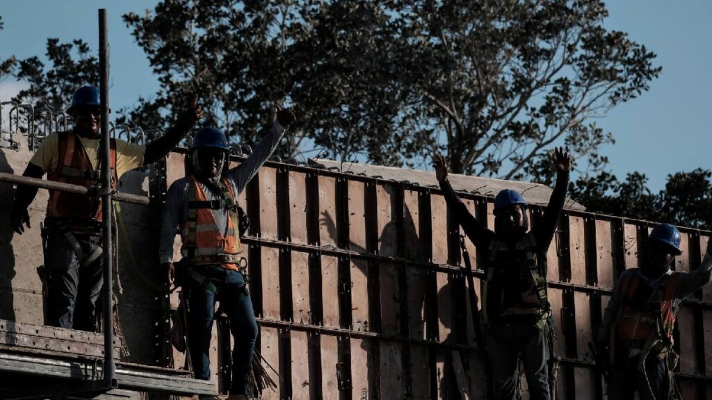 Hombres trabajan en una obra en Quintana Roo.