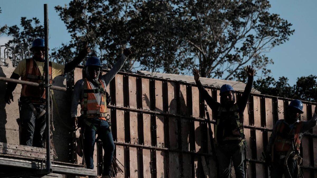 Hombres trabajan en una obra en Quintana Roo.