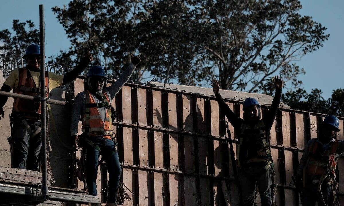 Hombres trabajan en una obra en Quintana Roo.