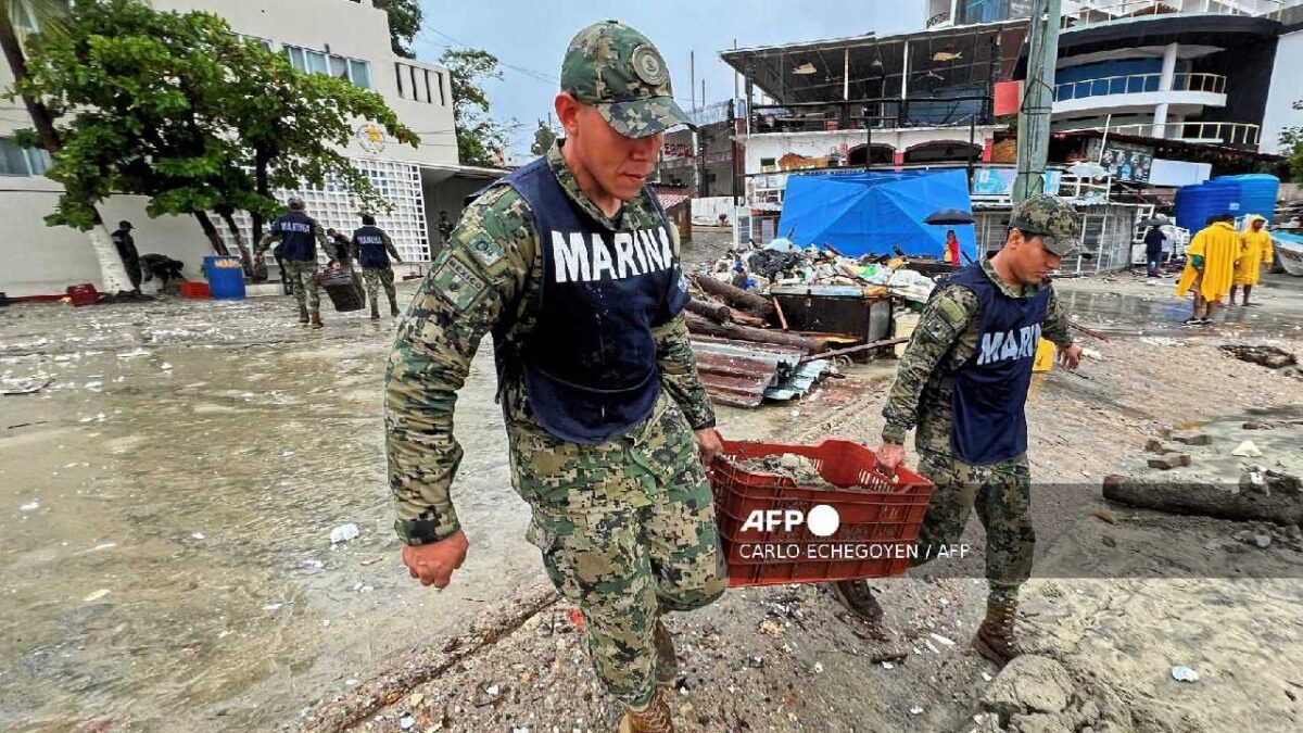 Huracán Erick se debilita a categoría 1.