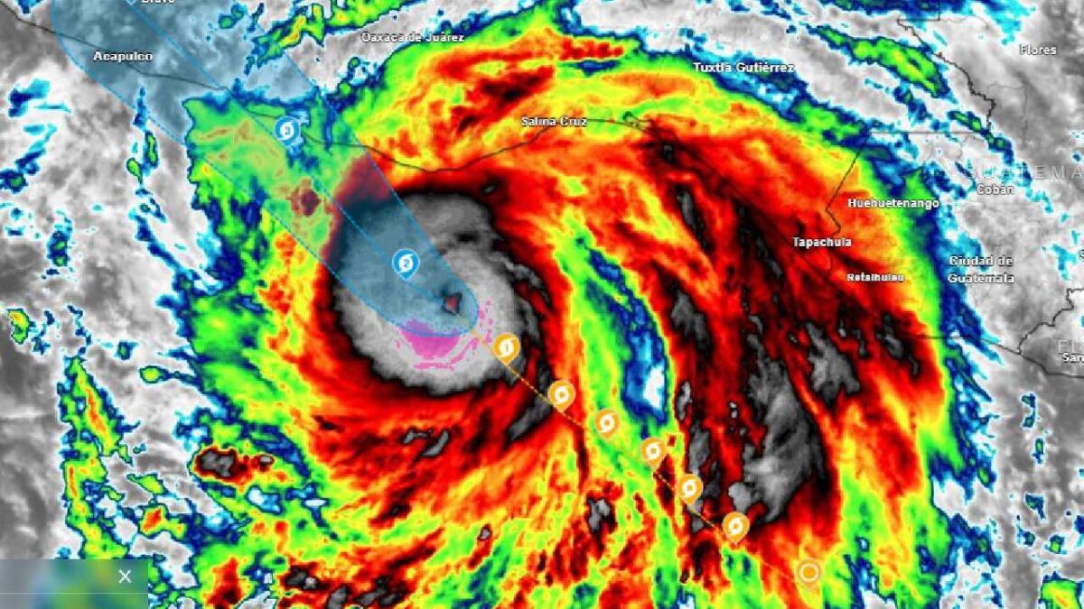 Huracán Erick cobra fuerza.