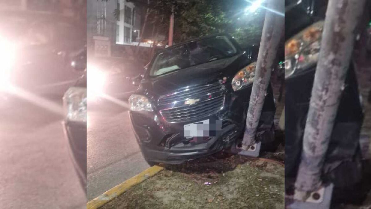 Se estrella contra poste en Cancún.