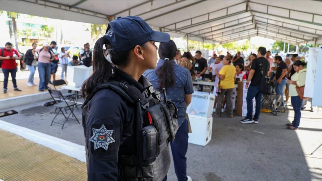 Garantizan seguridad en los centros de votación de Cancún.