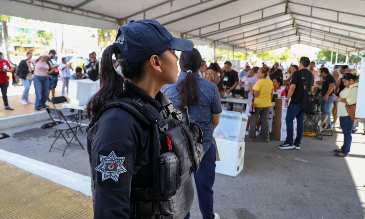 Garantizan seguridad en los centros de votación de Cancún.