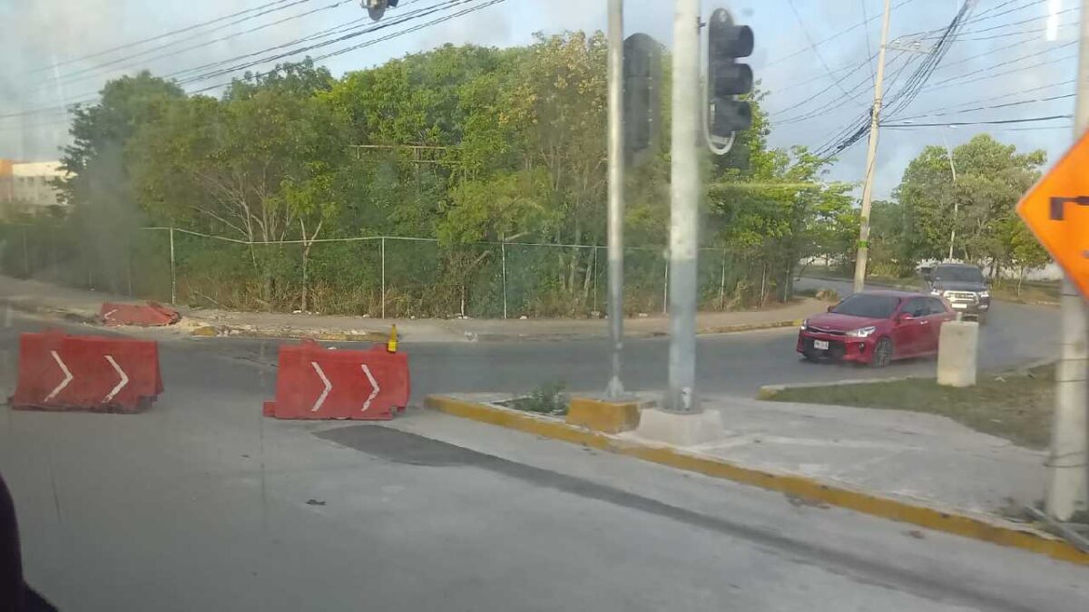 Continúan cierres viales en Cancún.