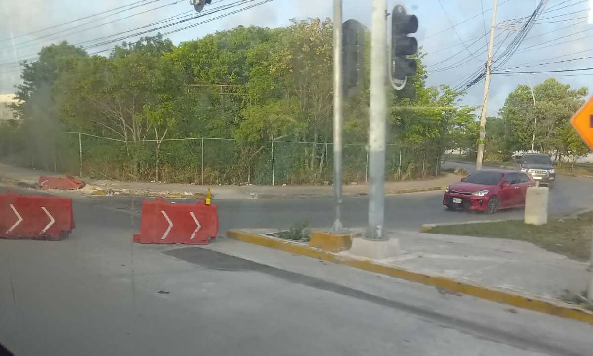 Continúan cierres viales en Cancún.