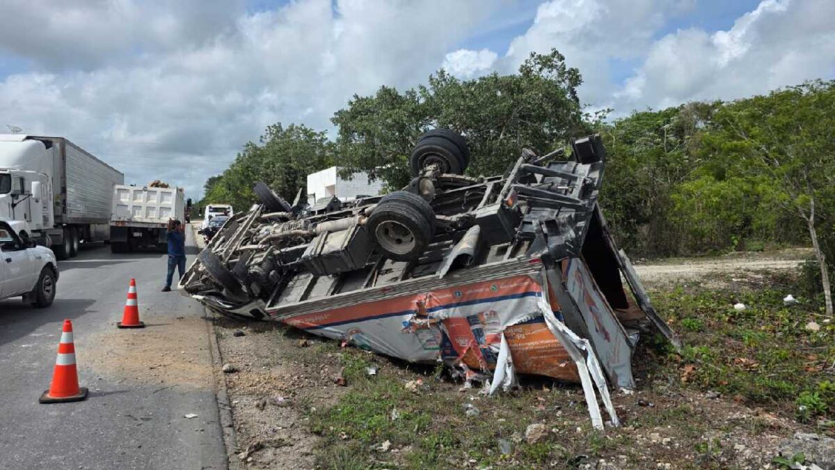 Volcadura de camión en la Gas Auto.