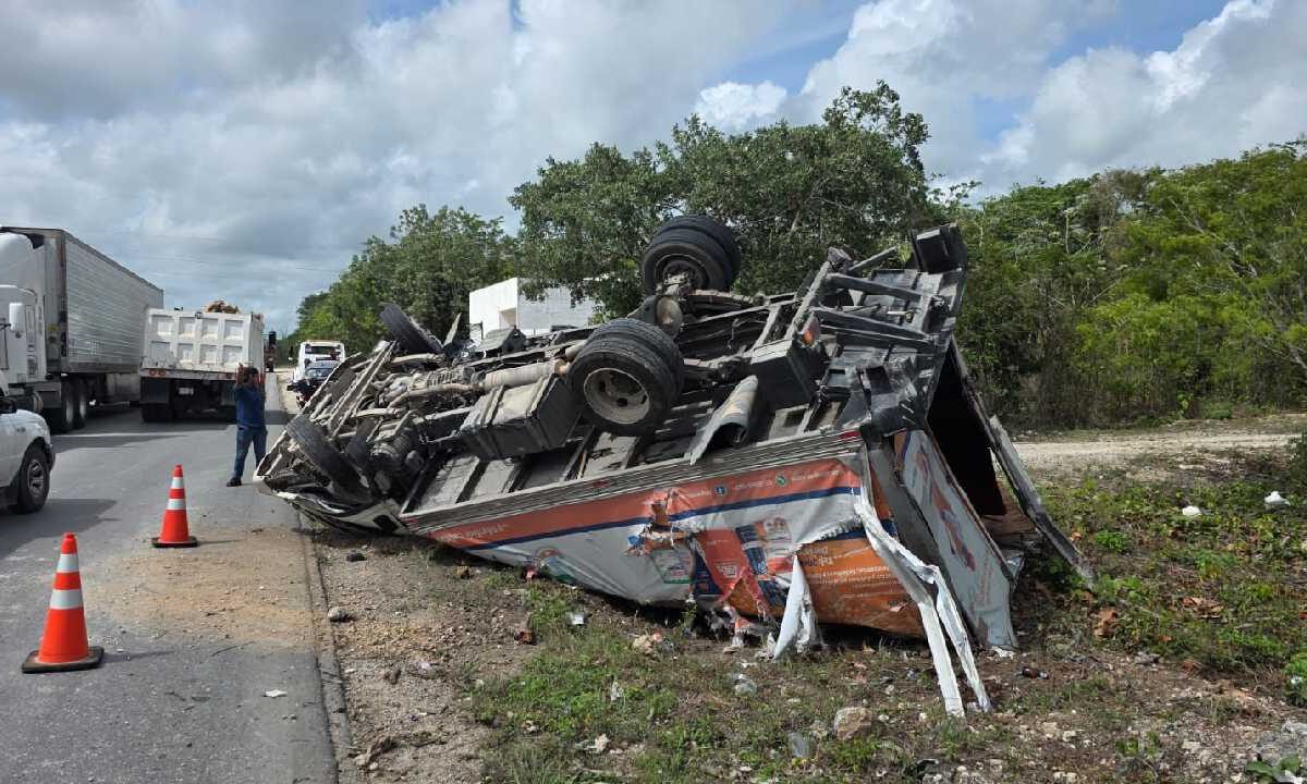 Volcadura de camión en la Gas Auto.