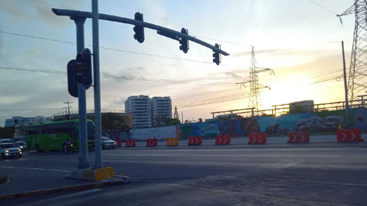 Todavía hay cierres viales en Cancún por obras.