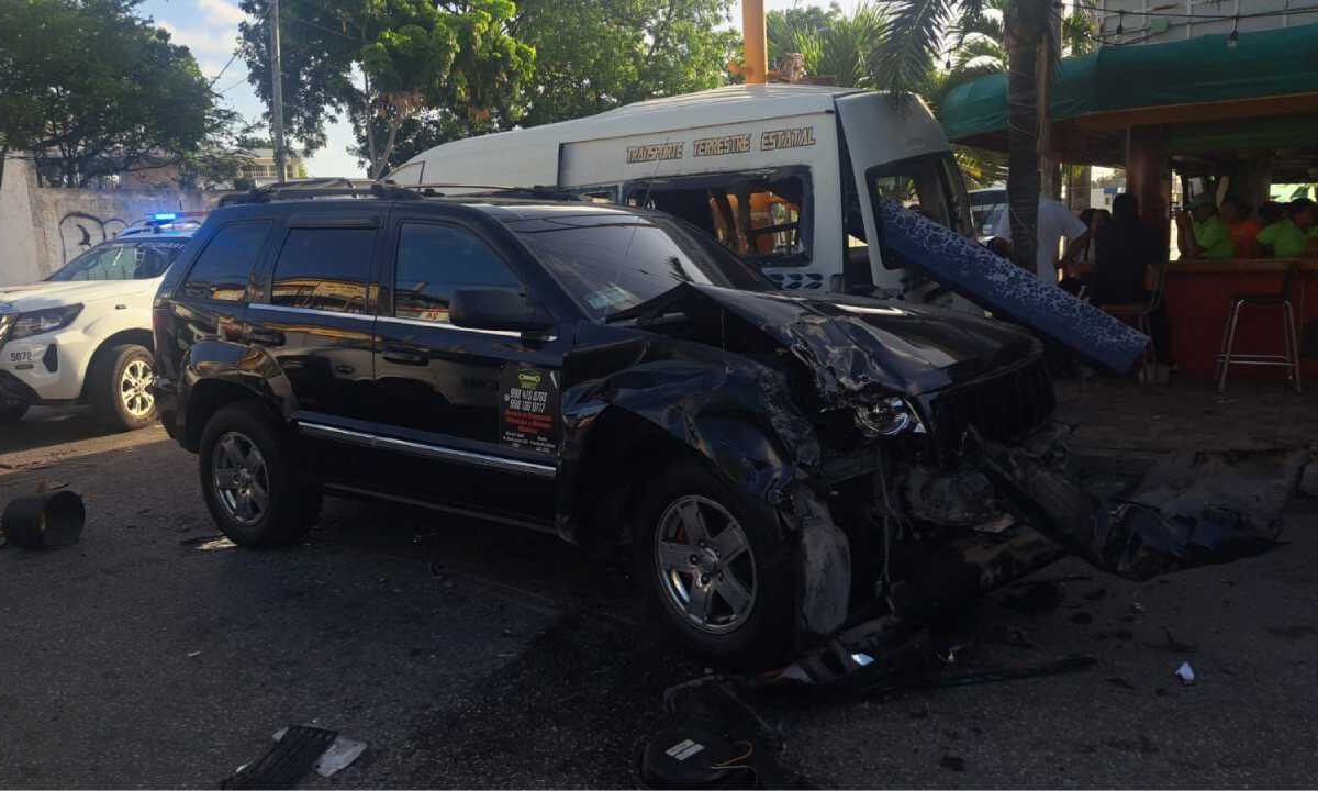 Últimas noticias. Aparatoso choque en Cancún.