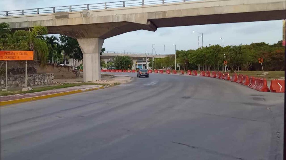 Siguen los cierres viales en Cancún.