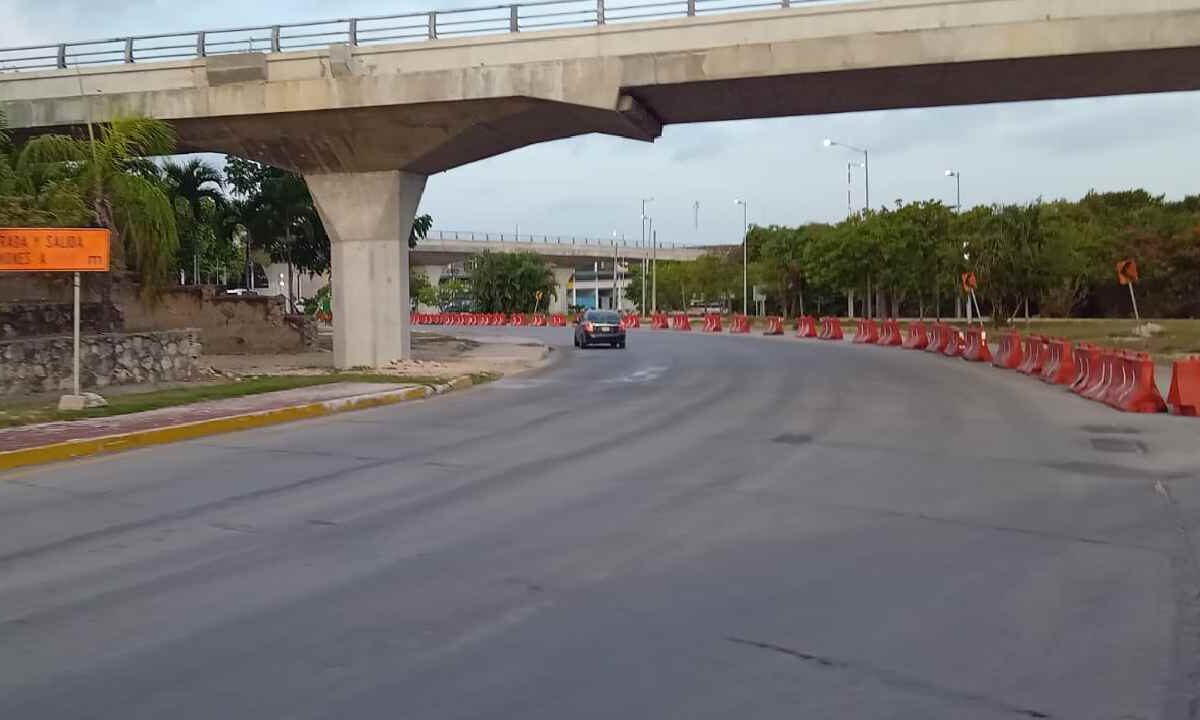 Siguen los cierres viales en Cancún.