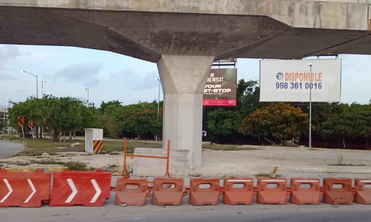Continúan algunos cierres viales en Cancún.