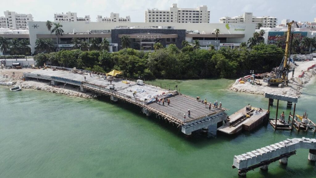 Construcción del puente vehicular Nichupté, en Cancún.