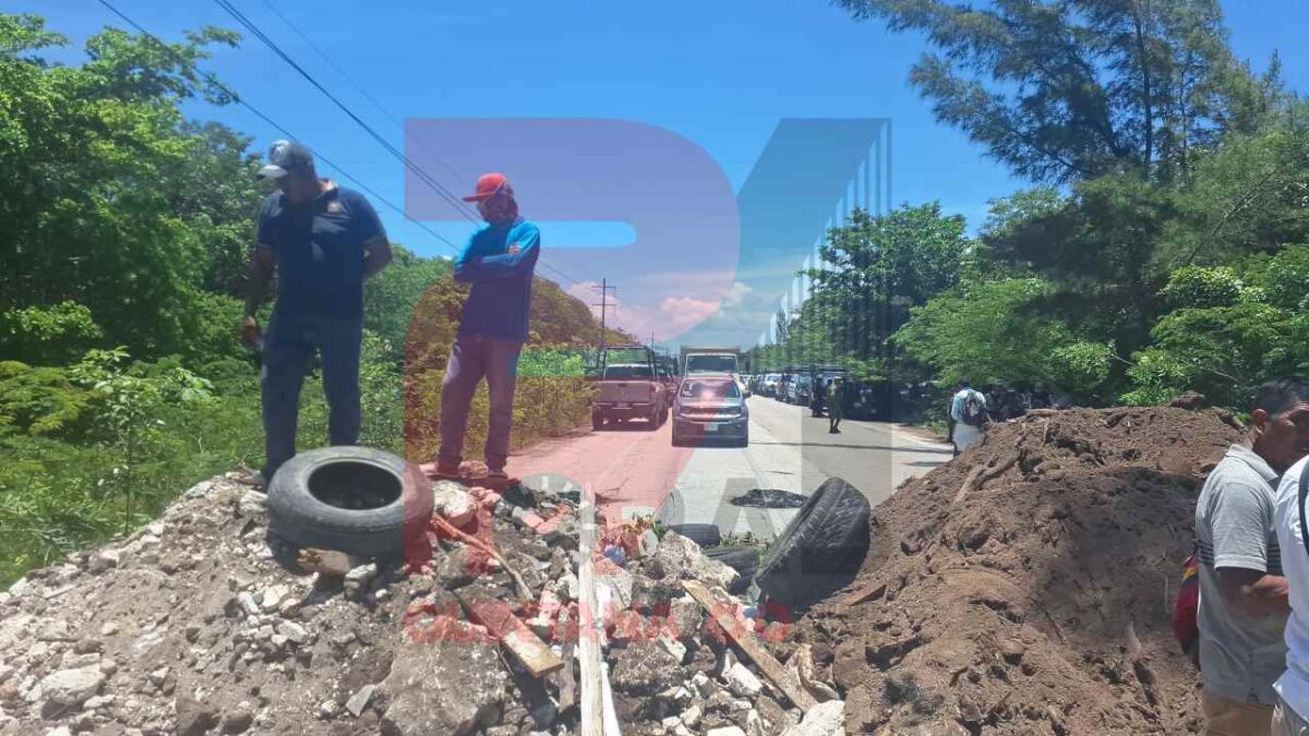 Caos en Mahahual por bloqueo carretero.