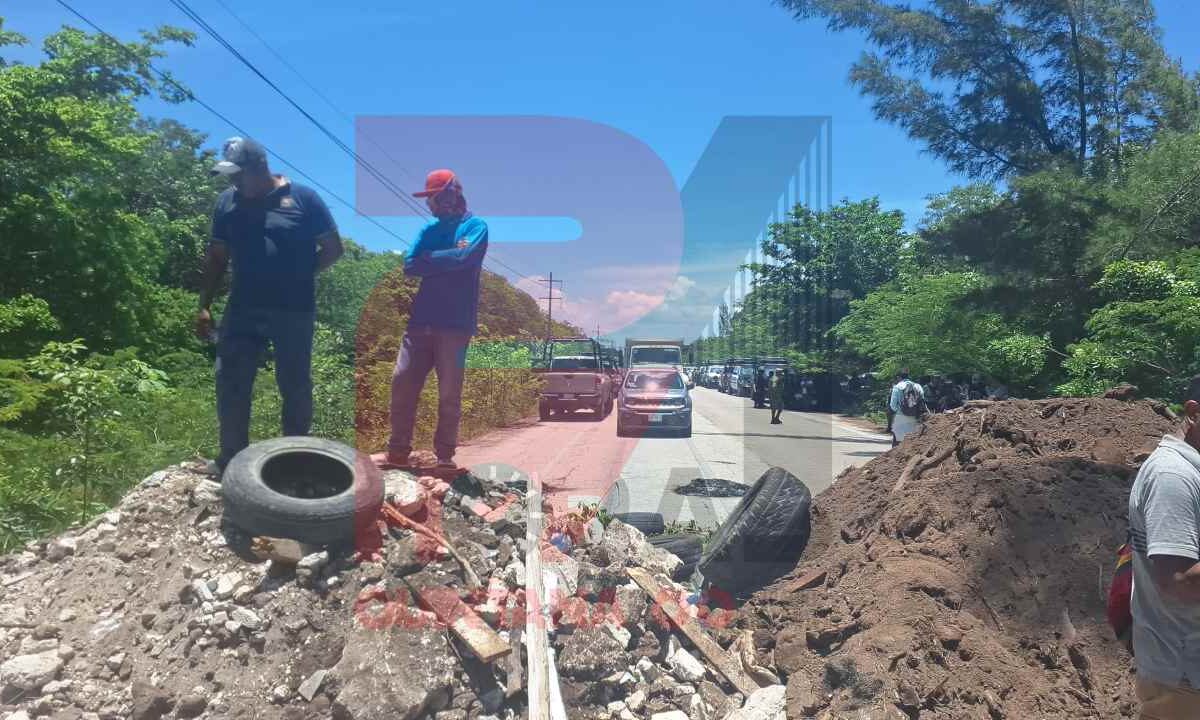 Caos en Mahahual por bloqueo carretero.
