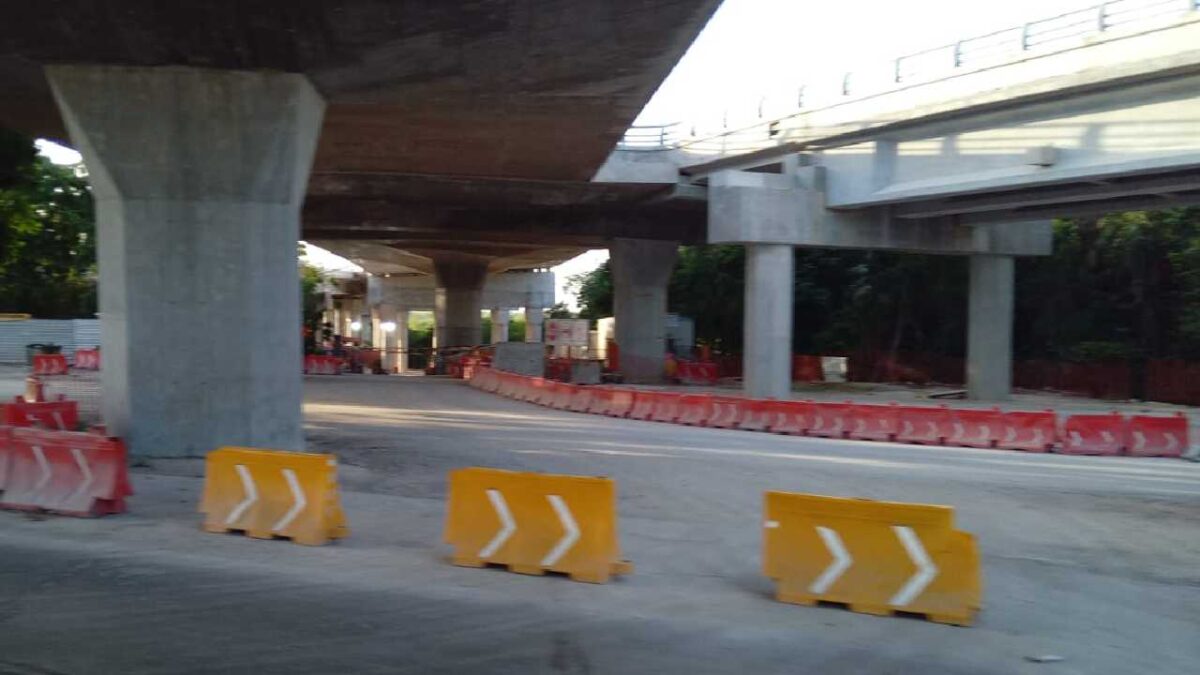 Continúan los cierres viales en Cancún.