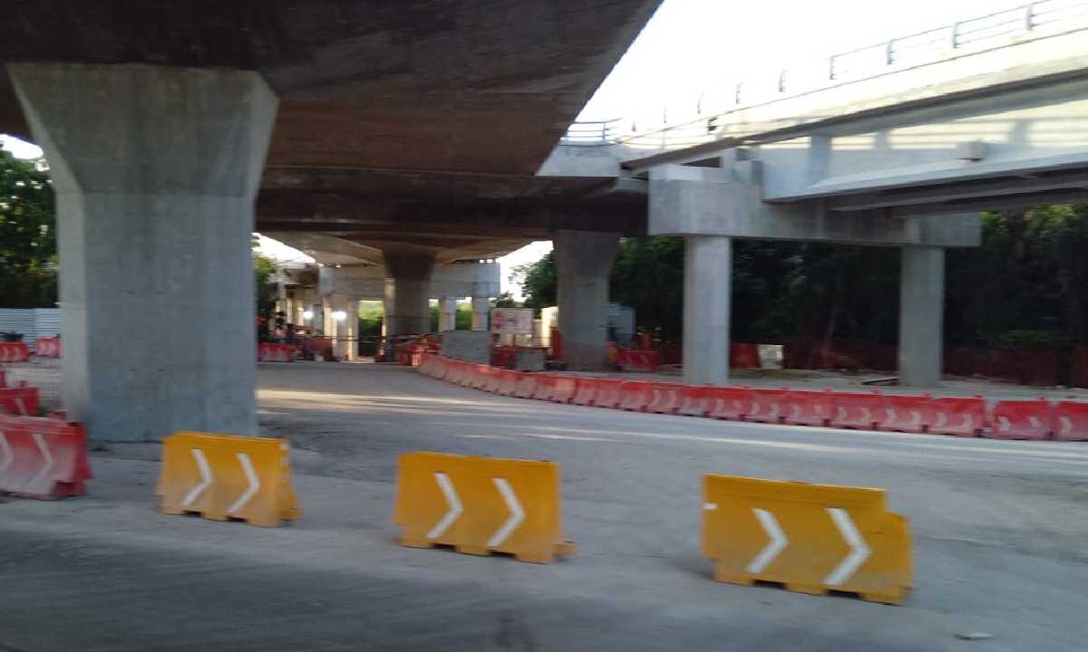 Continúan los cierres viales en Cancún.