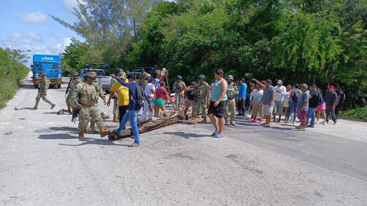 Enfrentamiento entre pobladores de Mahahual y autoridades.