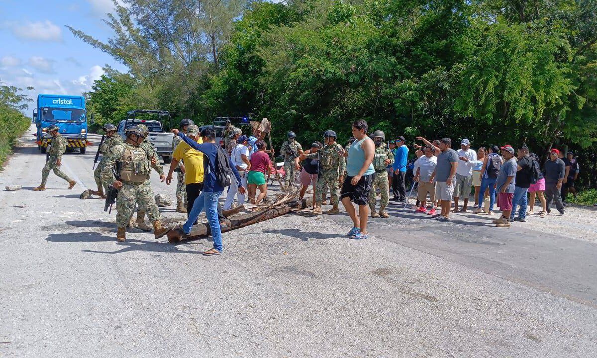 Enfrentamiento entre pobladores de Mahahual y autoridades.