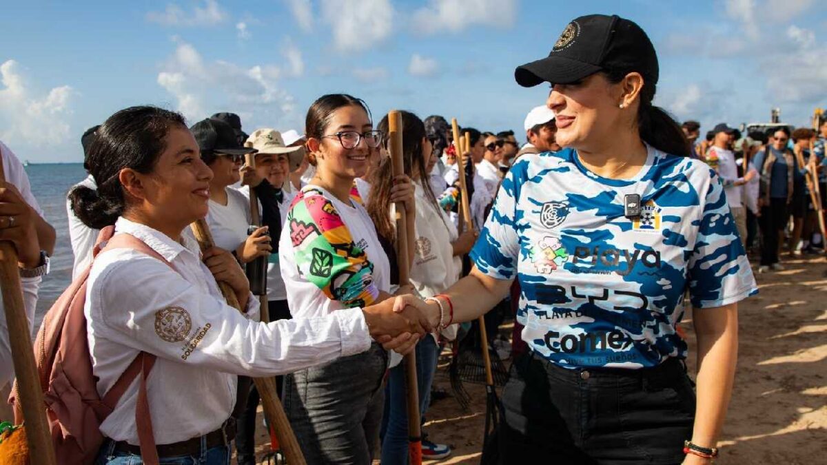 Estefanía Mercado lidera retiro de sargazo.