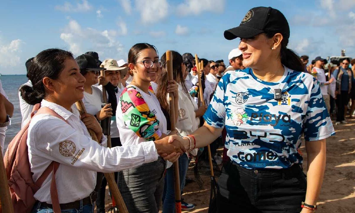 Estefanía Mercado lidera retiro de sargazo.