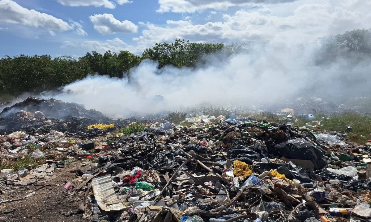 Quema ilegal en relleno sanitario.