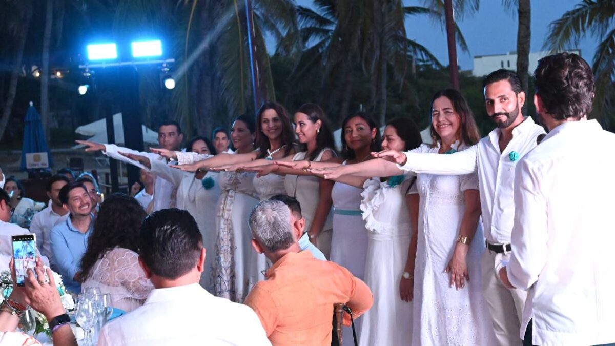 Integrantes de la Asociación de Relaciones Públicas del Caribe Mexicano rinden protesta.