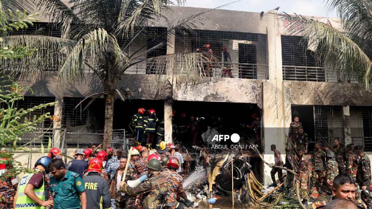 Avión de la fuerza aérea de Bangladesh se estrelló.